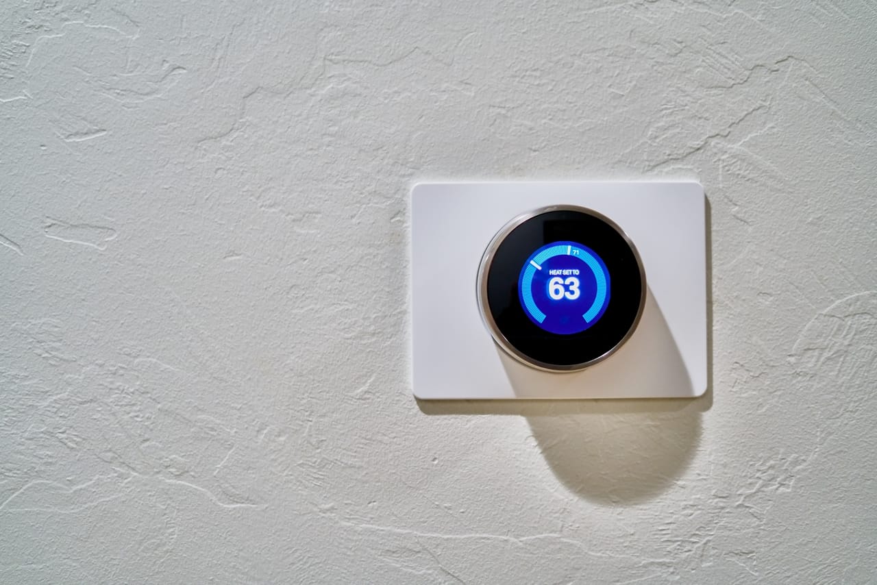 digital-thermostat-set-at-63-degrees